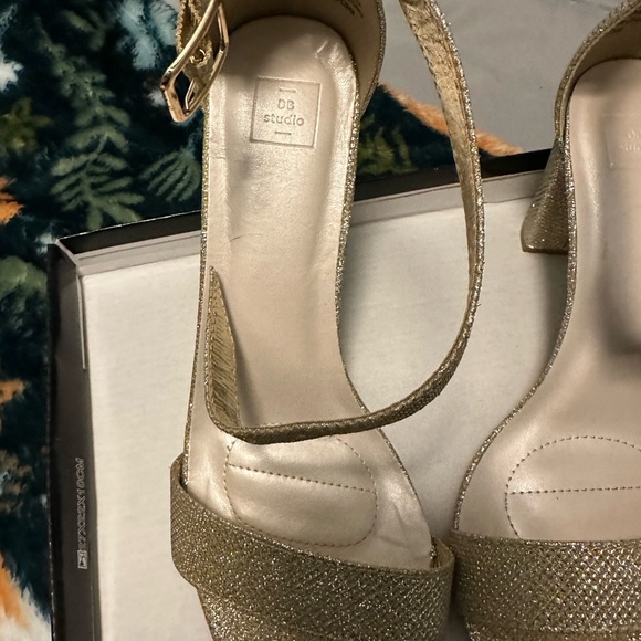 DB Studio BNIB Aryaw Gold Metallic block heel sandal - Picture 7 of 7